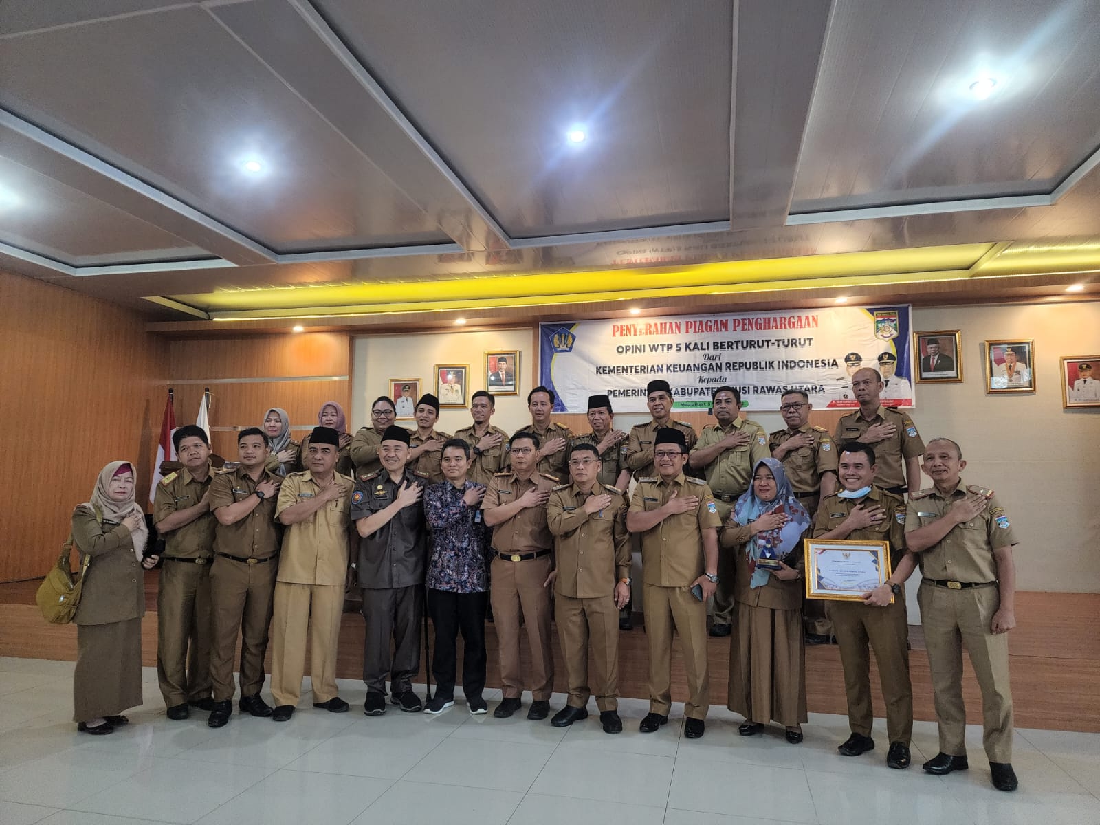 Penyerahan piagam dan tropi WTP 5 thn berturut ke kabupaten musi rawas utara